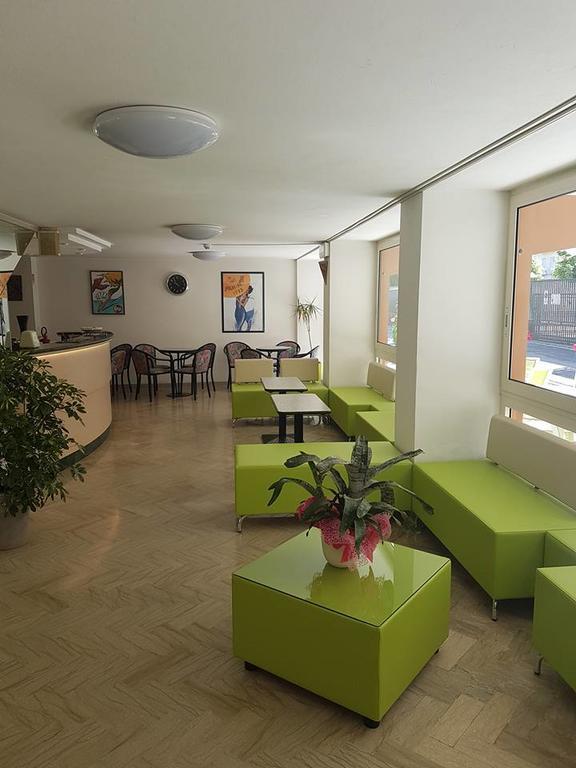 Hotel Tre Assi リミニ エクステリア 写真