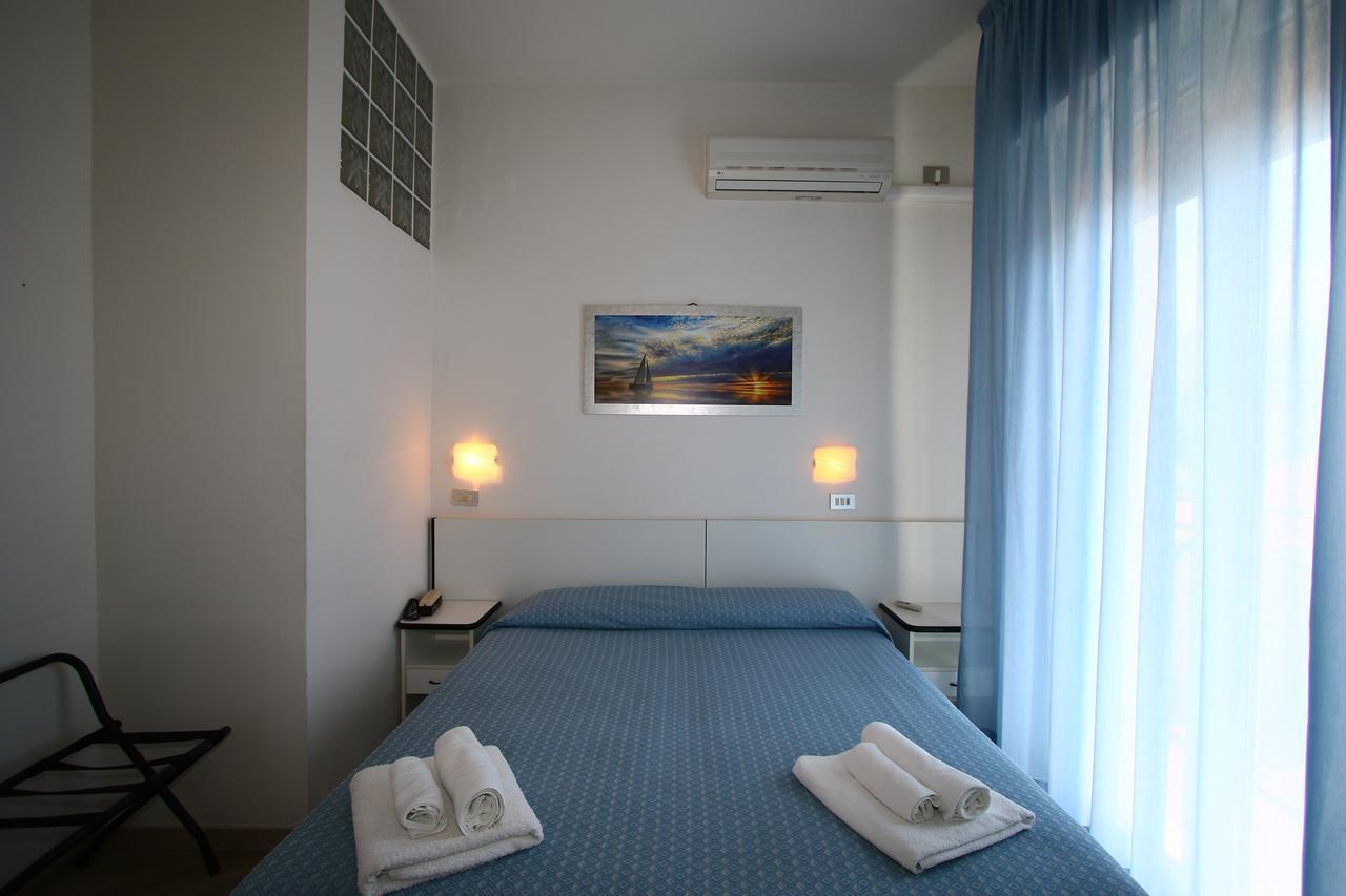 Hotel Tre Assi リミニ エクステリア 写真