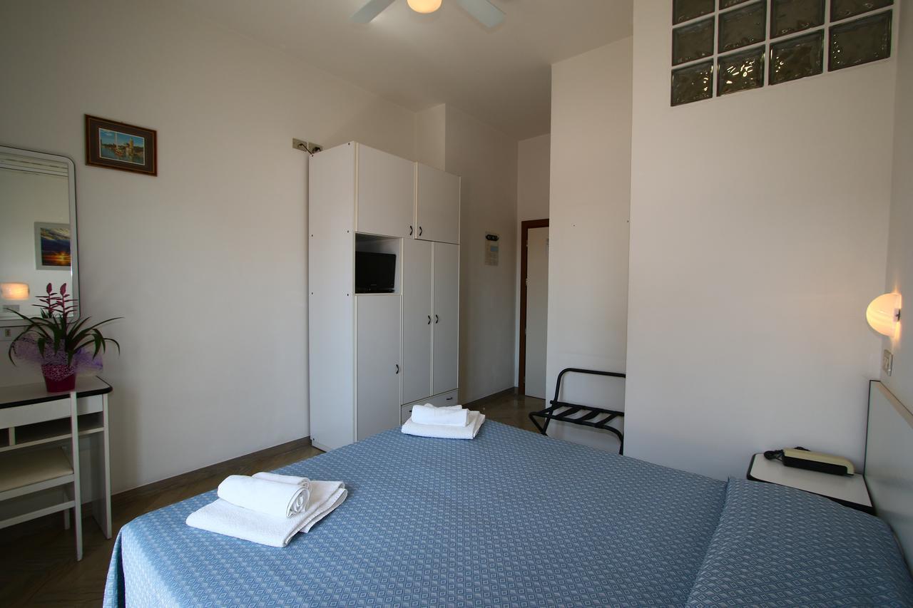 Hotel Tre Assi リミニ エクステリア 写真