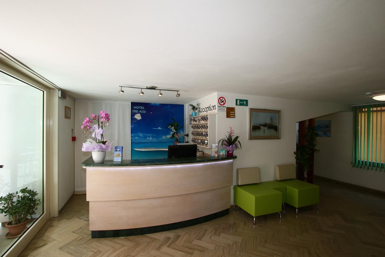 Hotel Tre Assi リミニ エクステリア 写真